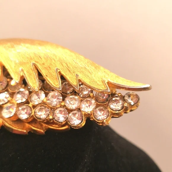 Vintage 1960's Corocraft leaf brooch with rhinestones - Picture 4 of 7